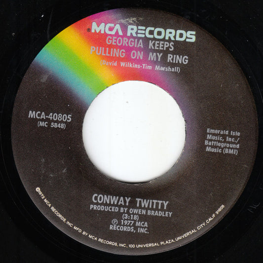 Conway Twitty : Georgia Keeps Pulling On My Ring (7", Single)